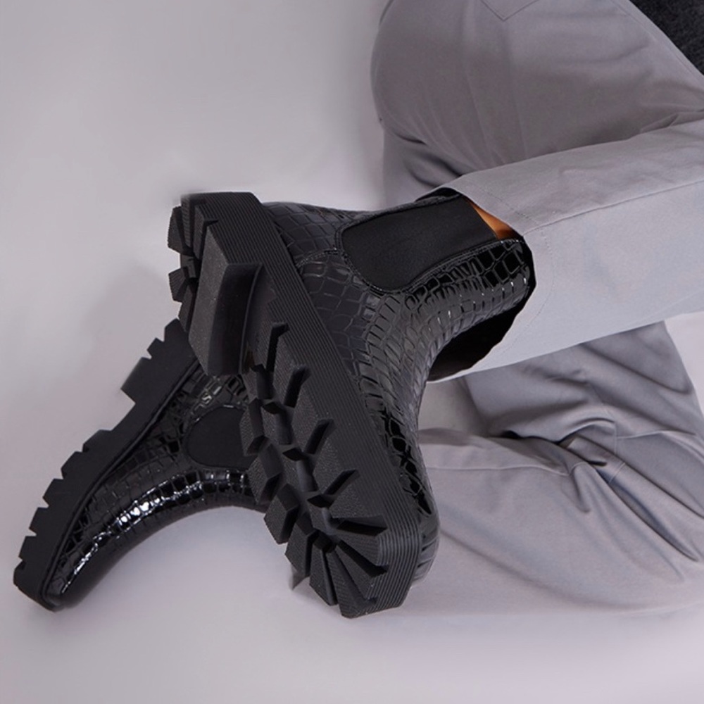 NEW Black Croc embossed chunky Lug sole platform Chelsea ankle boots size 7